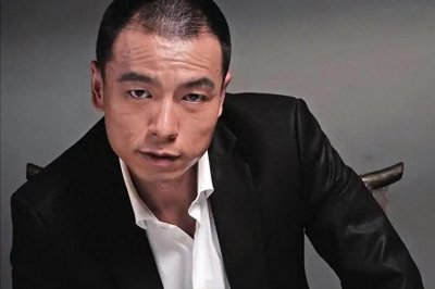 ​演员王挺与初恋相爱10年，结婚1年就离婚，二婚娶妻快50才当爸