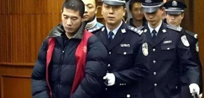 ​2013年摊贩杀死两名城管判死刑，其子被伊能静认养，如今怎样了？